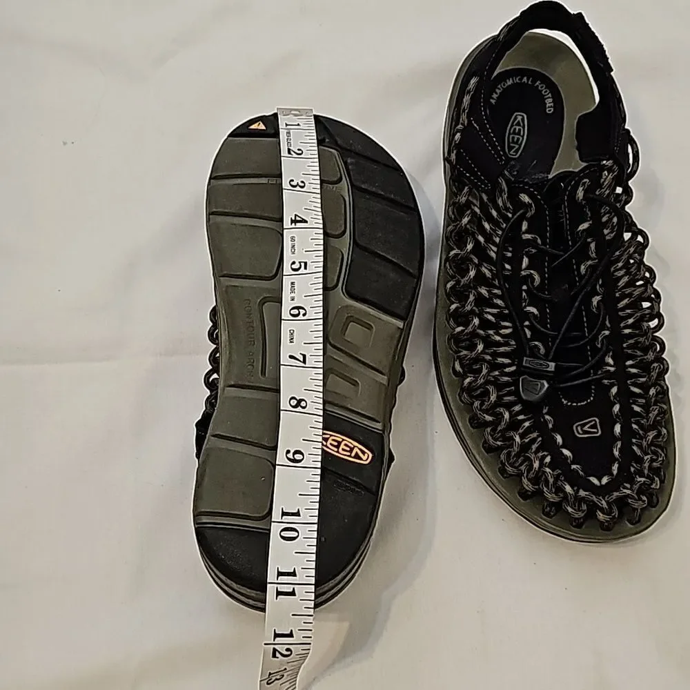 Keen uneek sandal, size 9‎